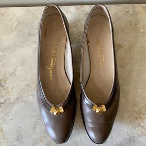 Salvatore Ferragamo Brown 1 1/2" Pumps w/Dk Br trim & Gold 8AAAA Narrow